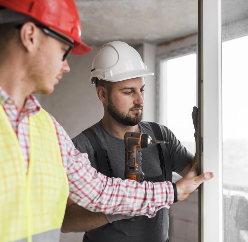 hombres-de-primer-plano-trabajando-juntos